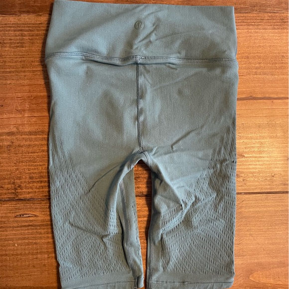 Lululemon Reveal Bike Shorts Sz.4 - Picture 9 of 11